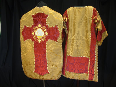 Pie Pelicano chasuble and dalmatic