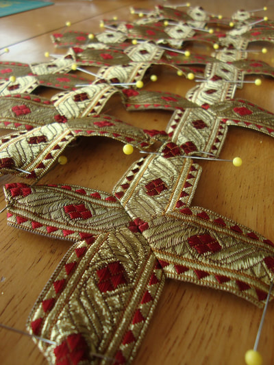 Assembling galloon crosses